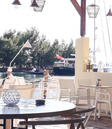 Zavirite u Blue Yacht bar – Šarmantni čuvar marine Porto Carras