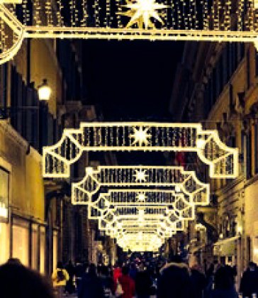 Upaljene božićne lampice u rimskoj Via Condotti, poklon kuće Bulgari